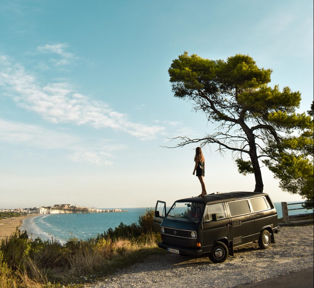 Reisebloggerin snowypalmtrees auf einem VW-Bulli