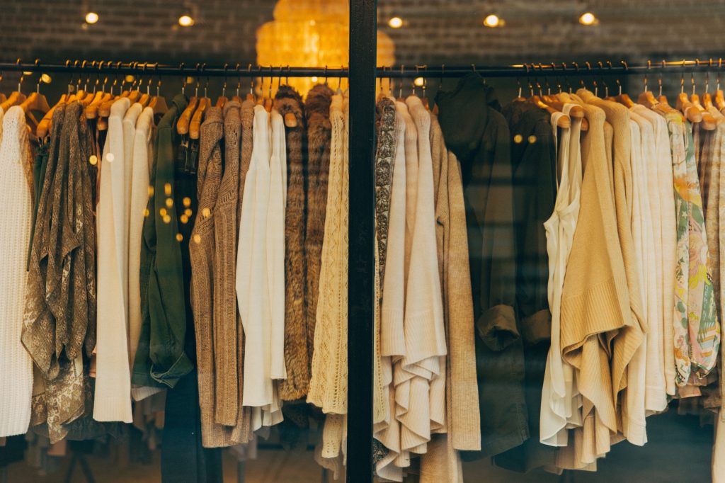 Kleidung in einem Geschäft