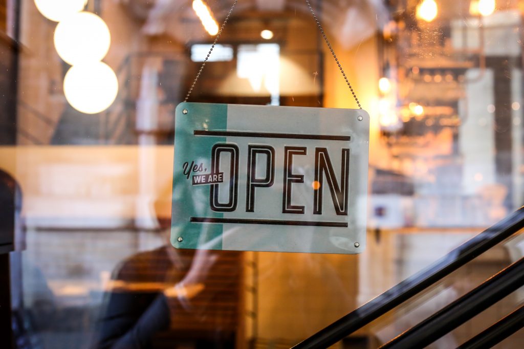 Open-Schild an einer Ladentür