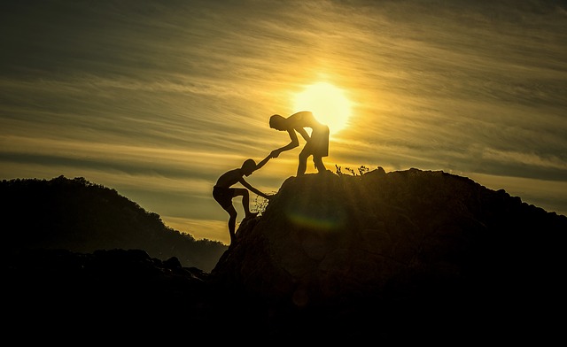 zwei Bergsteiger beim Sonnenaufgang
