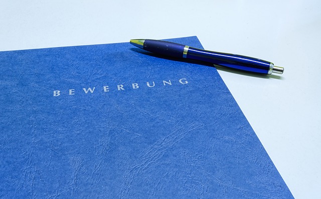 Blaue Bewerbungsmappe mit Kugelschreiber